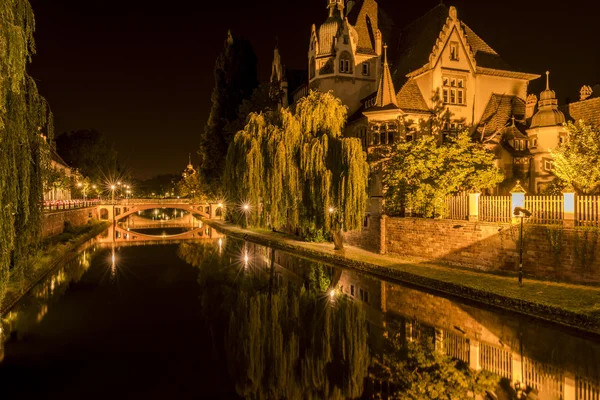 Escena nocturna en Estrasburgo con puentes y casa histórica — Foto de Stock