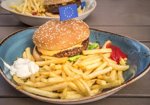 Placa con hamburguesa y papas fritas — Foto de Stock
