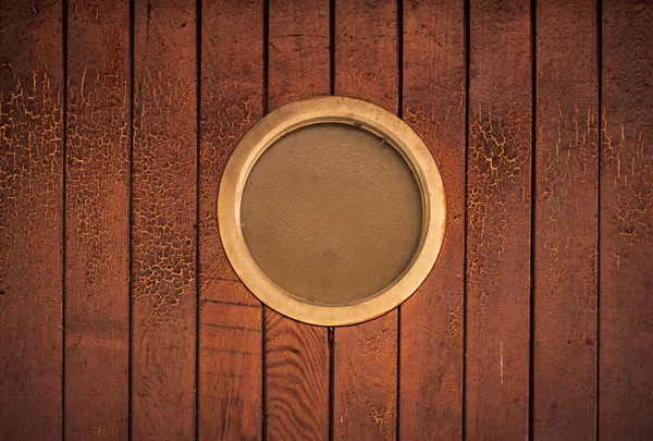 木製の壁に丸い窓 — ストック写真