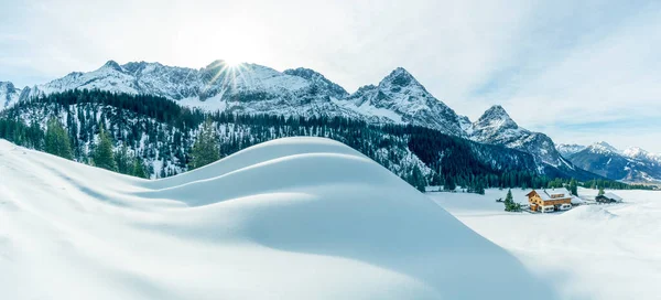 오스트리아 알프스의 눈덮인 오스트리아 근처에 스키장에서 스키를 사람들 — 스톡 사진