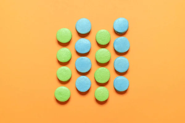 Blå Och Gröna Makaroner Symmetriskt Inpassade Orange Bakgrund Franska Makaroner — Stockfoto