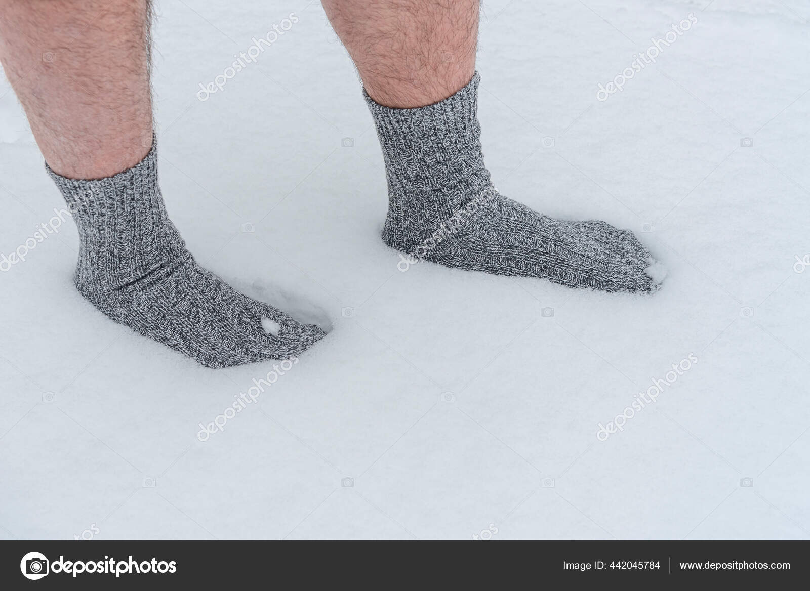 Hombre Pies Usando Solo Calcetines Invierno Caminando Través Nieve