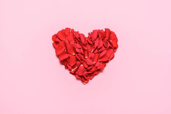 Valentinstag Herz Aus Rosenblättern Isoliert Auf Rosa Hintergrund Flach Lag — Stockfoto