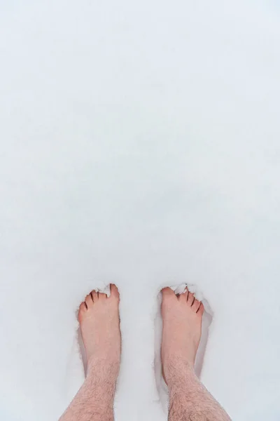 Pés Descalços Homem Neve Branca Limpa Acima Vista Uma Perspectiva — Fotografia de Stock