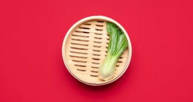 Çin baozi köfteleri, yemek pişirme videoları hareketsiz animasyon. Buharda pişirilmiş xiao long bao, üst manzara, kırmızı arka planda. Geleneksel Çin yemekleri yemek..