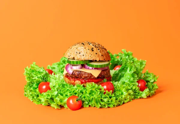 Hamburguesa Vegana Una Pila Ensalada Verde Aislada Sobre Fondo Naranja — Foto de Stock