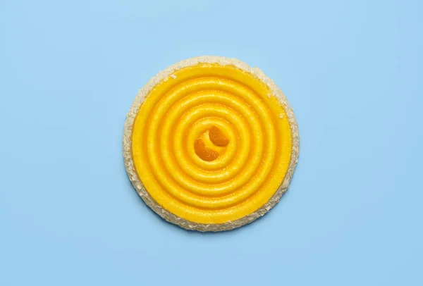 채찍질 카폰을 오렌지 케이크는 배경에 놓아두었다 오렌지 케이크의 디저트 — 스톡 사진