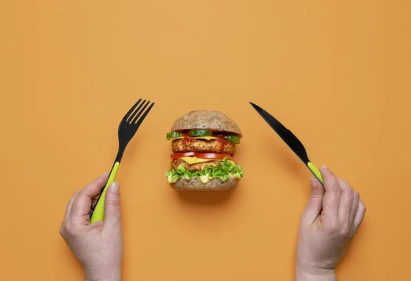 Mujer Comiendo Hamburguesa Vegana Vista Superior Una Mesa Colores Manos — Foto de Stock