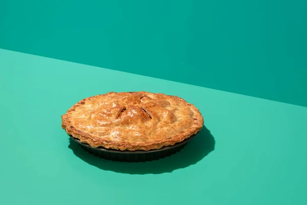 Tarta Manzana Recién Horneada Minimalista Sobre Una Mesa Verde Con — Foto de Stock