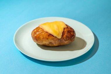 Erimiş raket peynirli tek fırında patates.