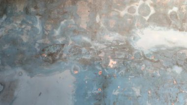 Mavi duvarda su hasarı ve nemli lekeler var. Ev bakımı ve yenileme konsepti