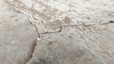 Çok sıcak havanın yol açtığı çatlamış beton yüzeyler. Yapısal bozulma, inşaat ve endüstriyel yapı malzemeleri kavramı