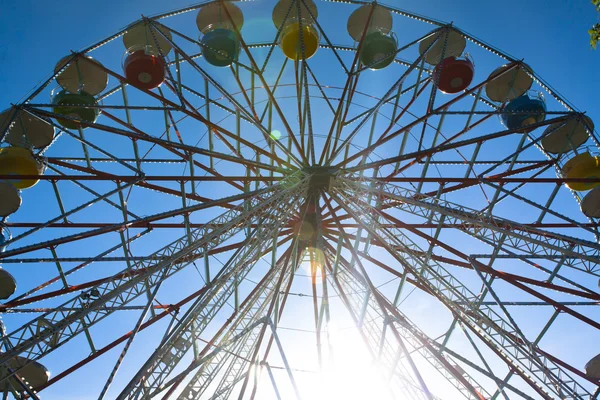 Ferris roue dans un parc d'attractions — Photo