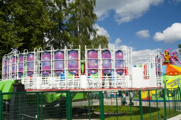 Carrousel dans un parc d'attractions — Photo