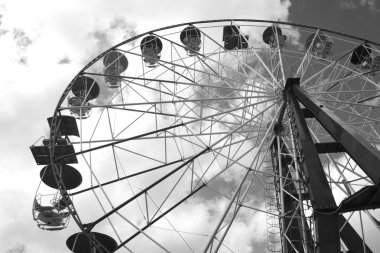 Lunaparktaki dönme dolap.