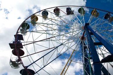 Lunaparktaki dönme dolap.