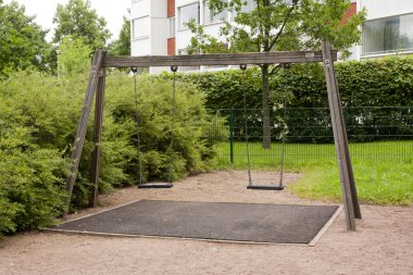 Yaz parkta salıncağa
