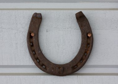 Duvarda asılı eski at nalı