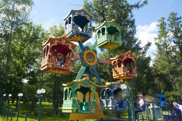 Carrousel dans un parc d'attractions — Photo