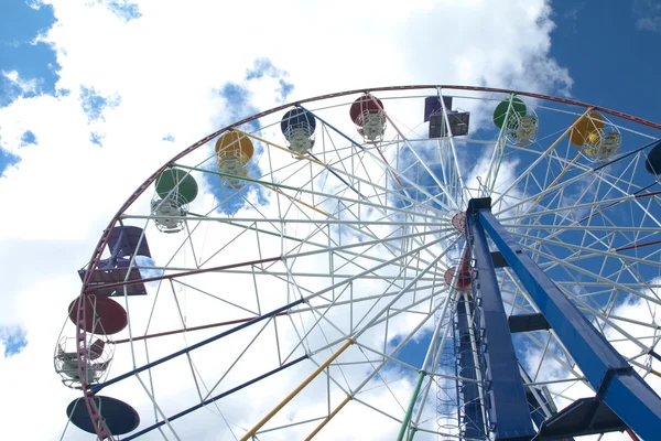 Ferris roue dans un parc d'attractions — Photo