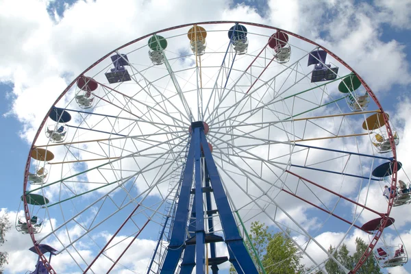 Ferris roue dans un parc d'attractions — Photo