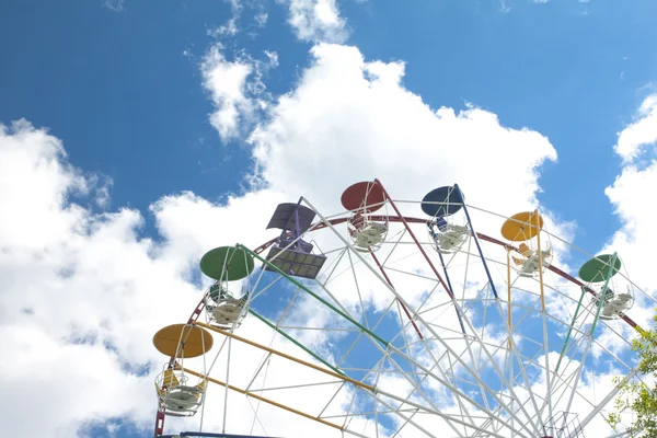 Noria en un parque de atracciones —  Fotos de Stock