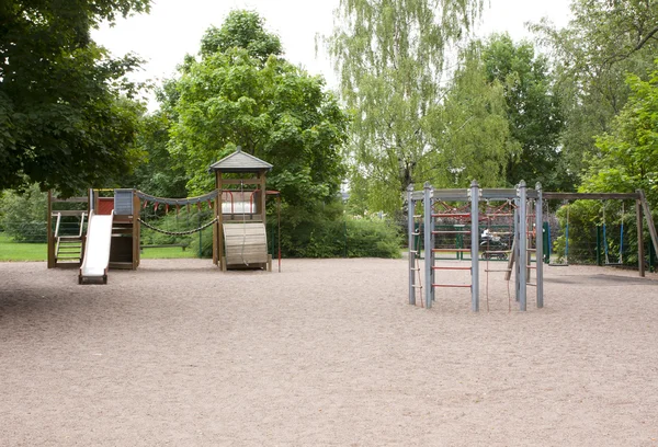 Детская игровая площадка с горкой, скалолазанием и качанием — стоковое фото