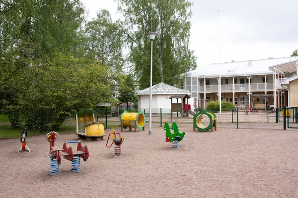 Zona de juegos infantil con tobogán, marco de escalada y balanceo — Foto de Stock