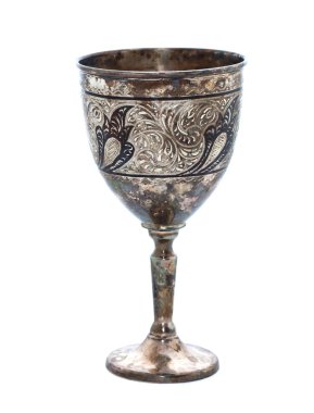 Beyaz bir arka plan üzerinde gümüş Şarap kadehi