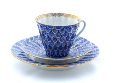 Porselen bardak, tabak ve beyaz bir arka plan üzerinde uçan daire