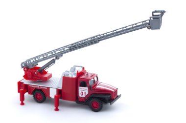 Oyuncak itfaiye arabası izole beyaz zemin üzerine