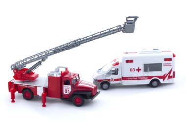 Oyuncak itfaiye ve ambulans izole beyaz zemin üzerine