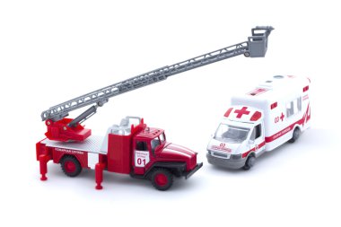 Oyuncak itfaiye ve ambulans izole beyaz zemin üzerine