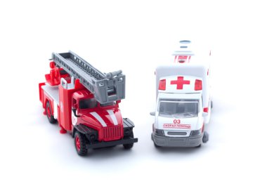 Oyuncak itfaiye ve ambulans izole beyaz zemin üzerine
