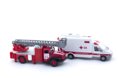 Oyuncak itfaiye ve ambulans izole beyaz zemin üzerine