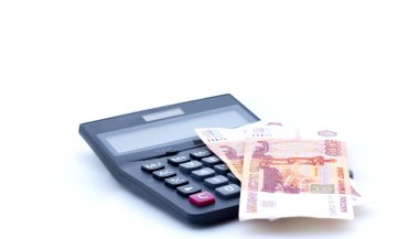 Hesap makinesi ve beyaz zemin üzerine Rus banknot