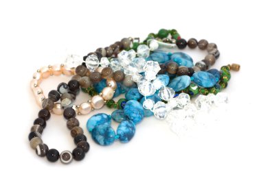 Boncuk-Kolyeler beyaz arka plan üzerinde