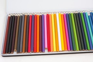 Renkli kalemler bir kutu içinde beyaz arka plan üzerinde ayarlayın.