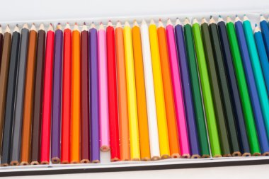 Renkli kalemler bir kutu içinde beyaz arka plan üzerinde ayarlayın.