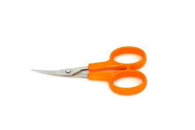 Beyaz arka planda turuncu kulplu tırnak makası