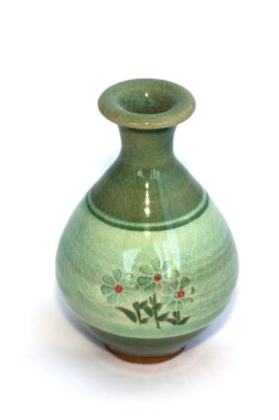 Beyaz arka plan üzerinde dekorasyonu ile yeşil vazo