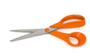 Beyaz arka planda turuncu kulplu makas