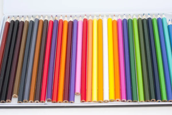 Renkli kalemler bir kutu içinde beyaz arka plan üzerinde ayarlayın. — Stok fotoğraf