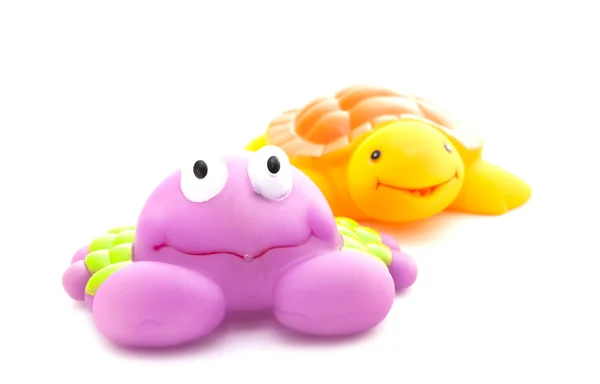 Brinquedos de banho caranguejo e tartaruga no fundo branco — Fotografia de Stock