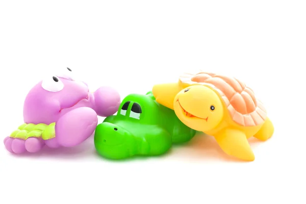 Badespielzeug Krabbe, Krokodil und Schildkröte auf weißem Hintergrund — Stockfoto