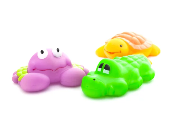 Brinquedos de banho caranguejo, crocodilo e tartaruga no fundo branco — Fotografia de Stock