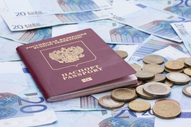 Bazı euro banknot, sikke ve Rus pasaportu
