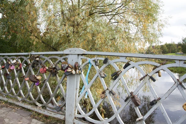 Most se zámky. Petrozavodsk, Rusko 23.09.2015. — Stock fotografie