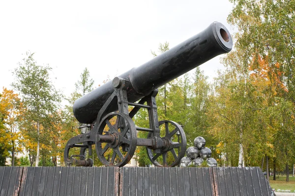 Gun on pedestal in Petrozavodsk, Russia — Stock Photo, Image