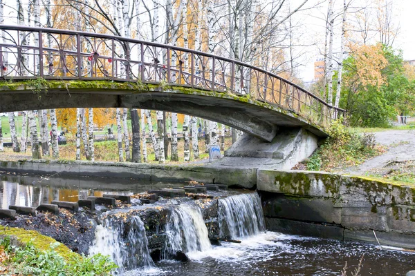 Puente viejo en otoño, Petrozavodsk, Karelia — Foto de Stock